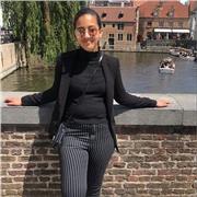 Femme qui aime enseigner aux enfants offre des cours particuliers de français